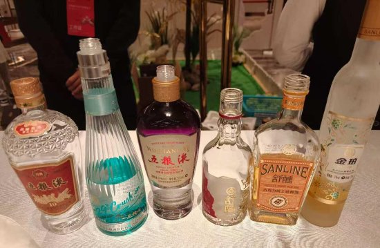 五粮液股东大会最新动态：晚宴上了多种酒水、股东畅饮，伴手礼还有小酒礼盒